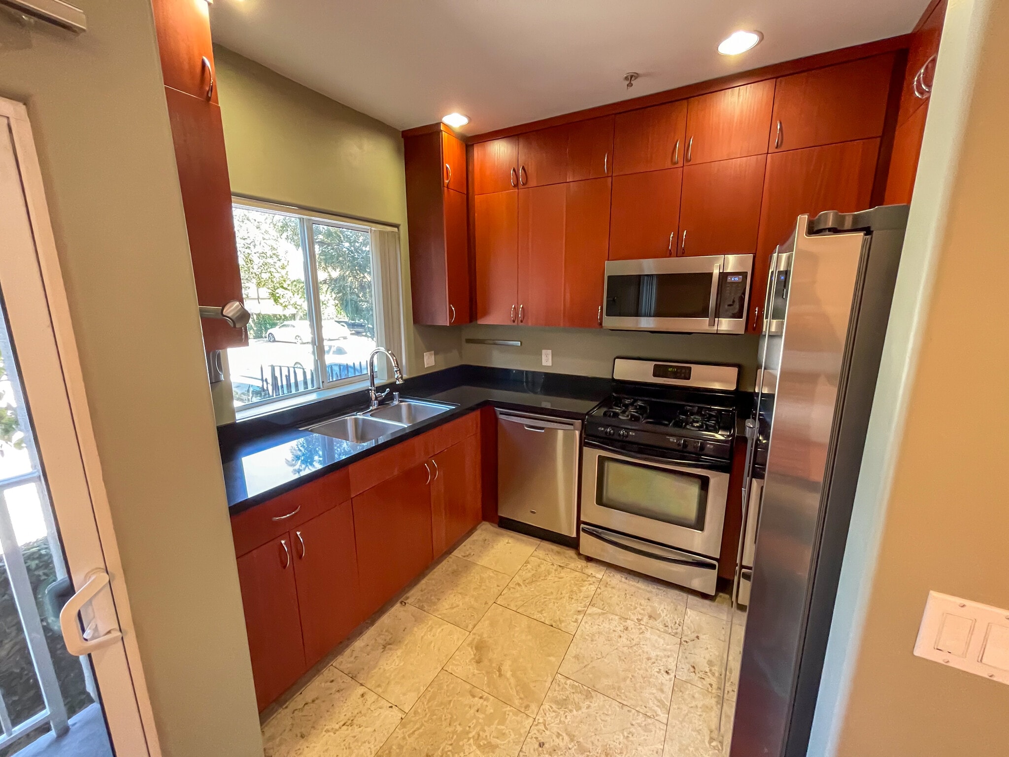 Building Photo - 2027 Beloit Ave