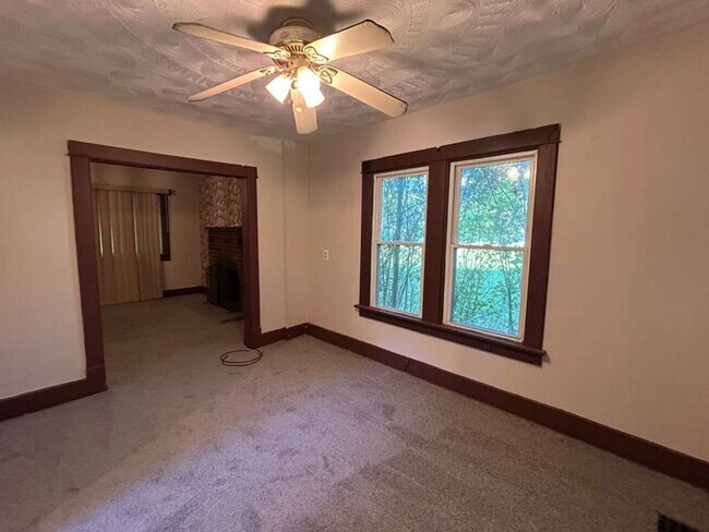 Building Photo - 377 Talbot Ave