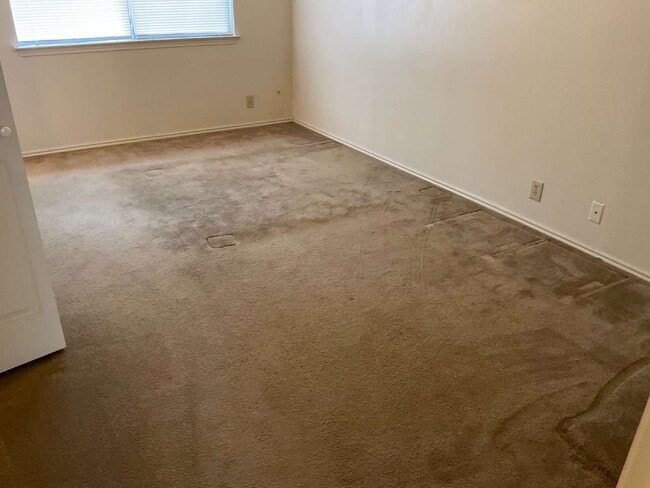 Building Photo - Beautiful Townhome in nice neighborhood - ...