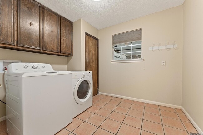 Building Photo - 685 Daventry Dr