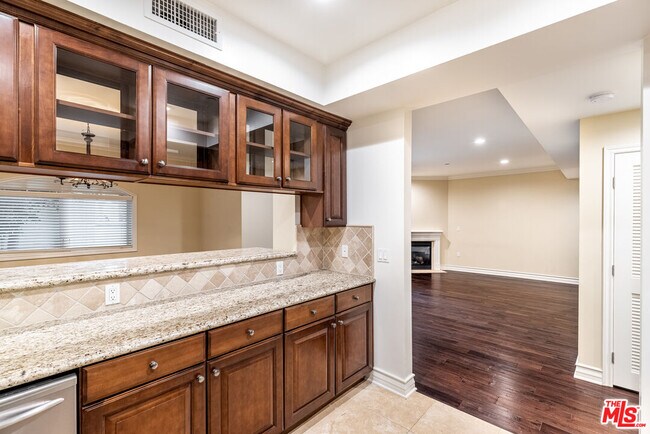 Building Photo - 2347 Fox Hills Dr