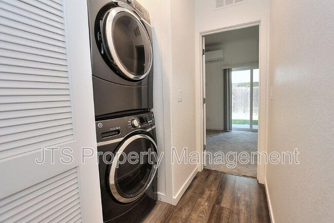 Building Photo - 396 Midstream Ln