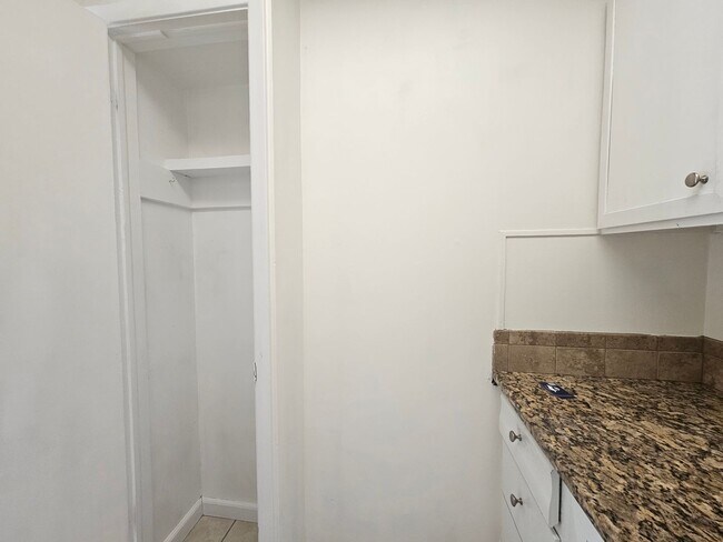 Building Photo - Highlands Adorable 1 Bedroom Apartment in ...