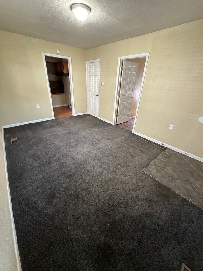 Building Photo - 2 bed 1 bath