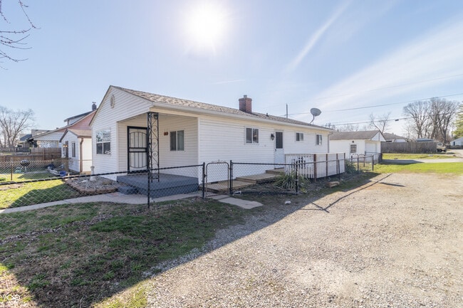 Building Photo - 1701 Nelson Ave