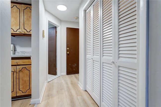 Building Photo - 400 Main St