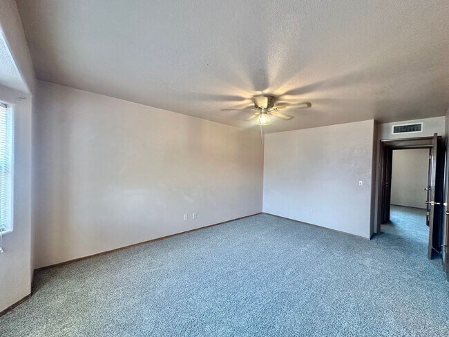 Building Photo - Cute 2 bedroom, 2 bathroom home with firep...
