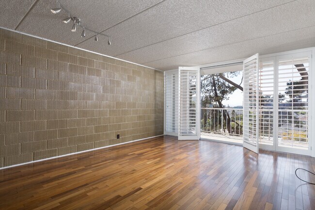 living rm - 1 Kelton Ct