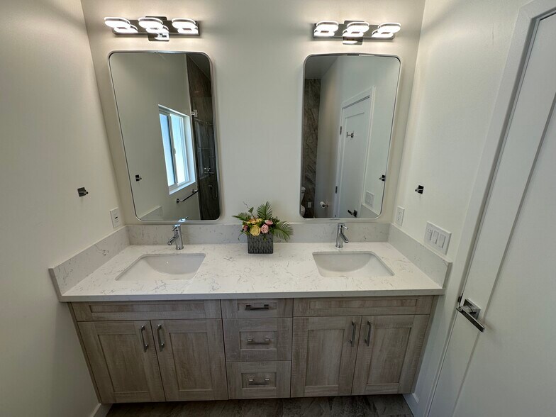 Building Photo - 8436 Oakdale Ave