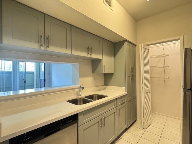Building Photo - 6602 Harbor Town Dr