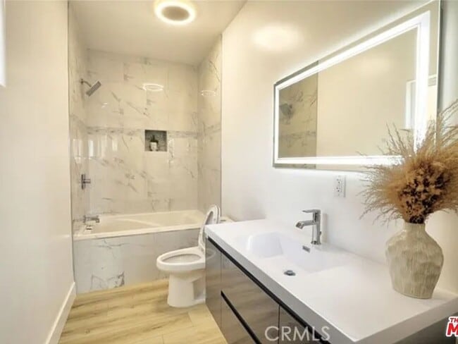 Building Photo - Private, Peaceful Studio Retreat in Prime Los Angeles Location