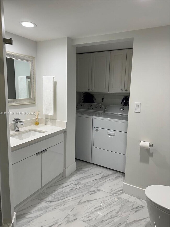 Building Photo - 16485 Collins Ave