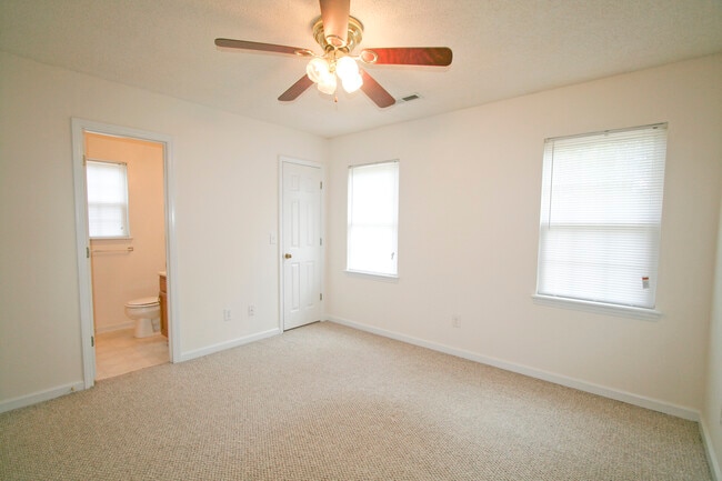 Building Photo - 112 E Ivybridge Dr