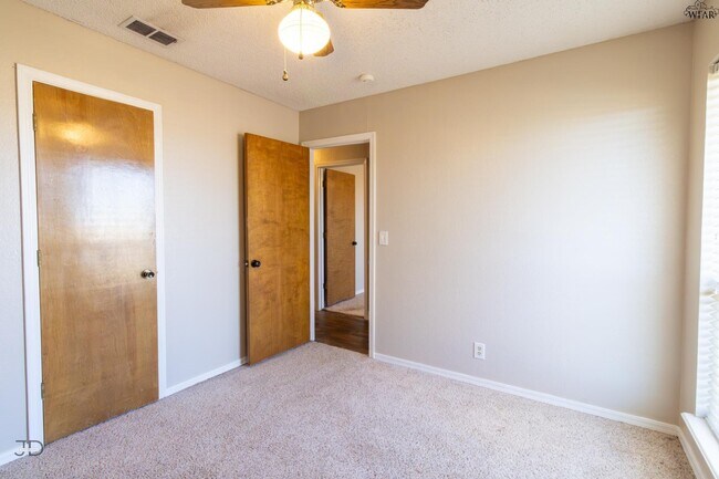 Building Photo - 505 W Coleman Ave