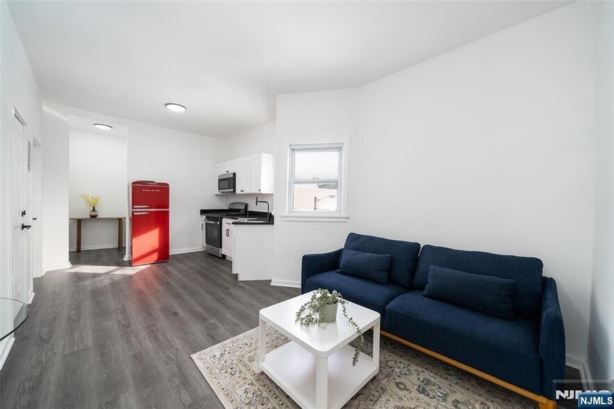 Building Photo - 10 McDougall St