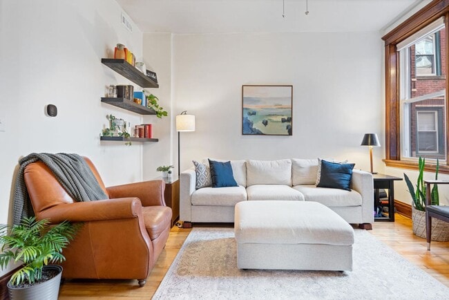 Building Photo - Beautiful 2BD/1BTH Apartment on Rice St!