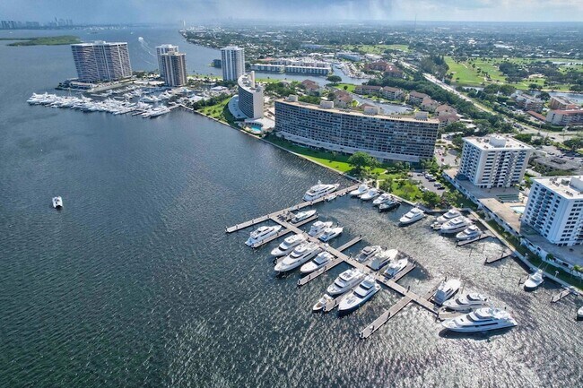 Building Photo - 134 Lakeshore Dr