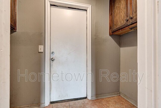 Building Photo - 320 Cedar Crest Dr