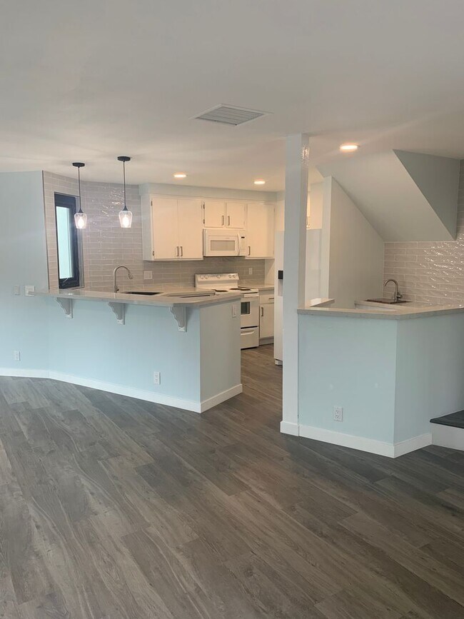 Building Photo - Beautiful 2 Bed 2.5 Bath Condo Home in Poi...