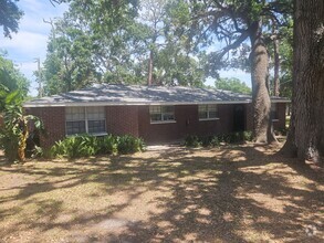 Building Photo - Charming 2-Bedroom, 1-Bathroom Duplex in C...