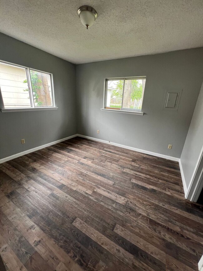 Building Photo - 1 bed/1 bath duplex