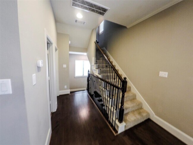 Building Photo - 736 Nicholson St