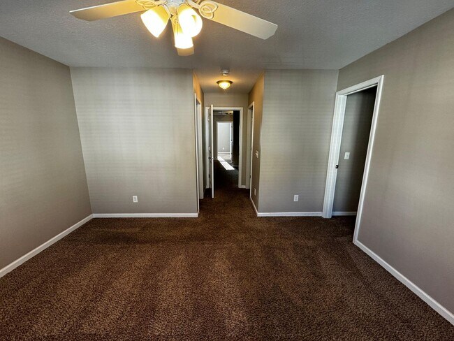 Building Photo - Highly Desirable Richmond Hill Townhome with 3 Bedroooms