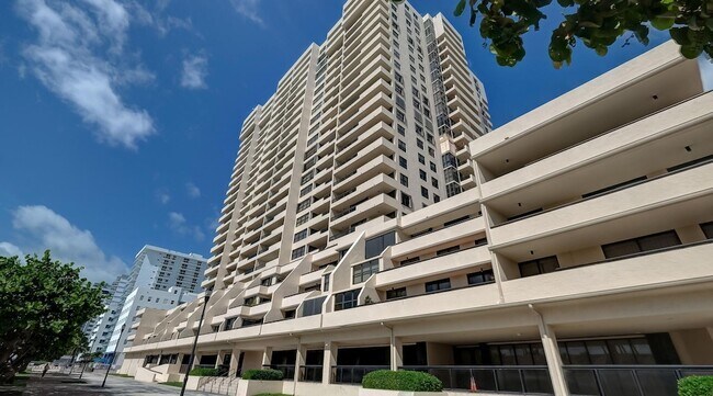 Building Photo - 2555 Collins Ave