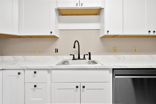 Building Photo - Modern 3-Bedroom Duplex in Holiday Hills, Traverse City
