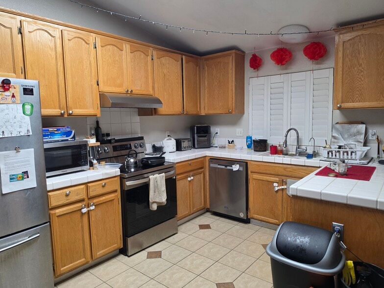 Kitchen. - 5495 E Byrd Ave