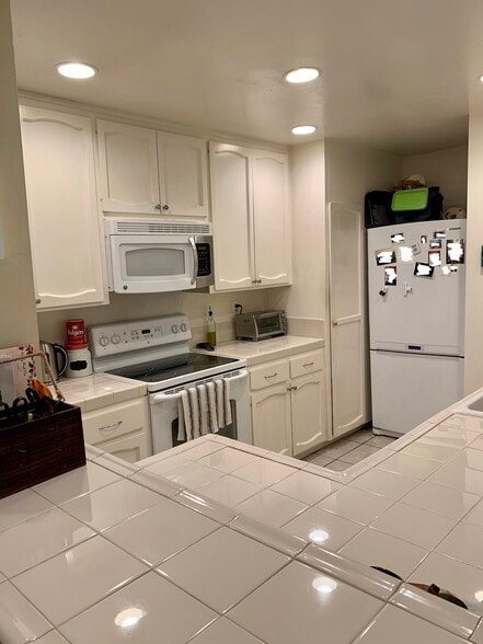 Building Photo - 2607 Pirineos Way