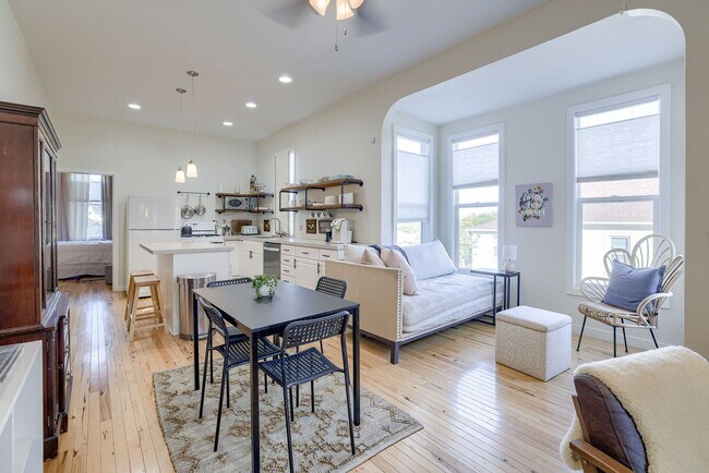 Building Photo - Charming 2 Bedroom Just Minutes from the Old Market!!