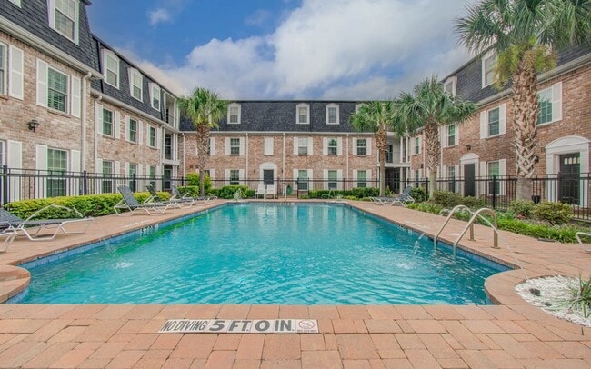 Building Photo - 355 N Post Oak Ln