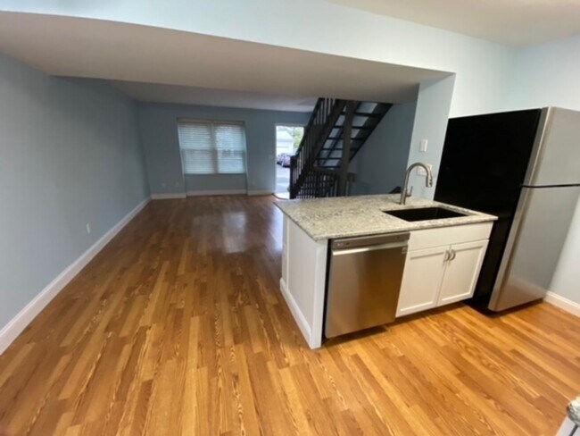 Building Photo - 5123 Singleton Dr