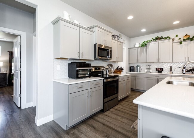 Building Photo - Luxury Ranch-Style Home for Rent | Wolf Ranch | D20 Schools | Pikes Peak Views