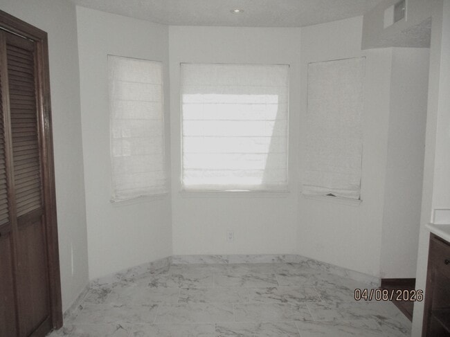 Building Photo - 10409 Camino Del Oso NE