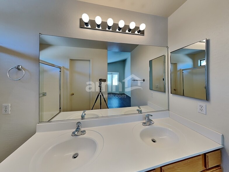 Building Photo - 10781 W Del Rio Ln