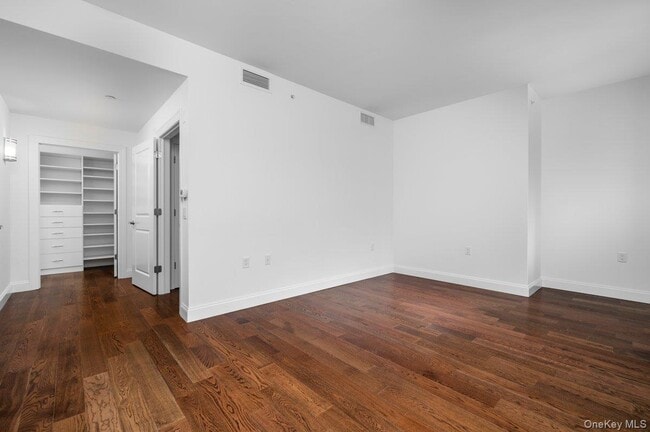 Building Photo - 10 Byron Pl