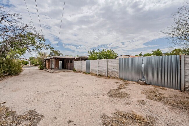 Building Photo - 1437 E Lester St