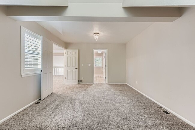 Building Photo - Stylish Townhome with Loft, Fireplace & Ga...