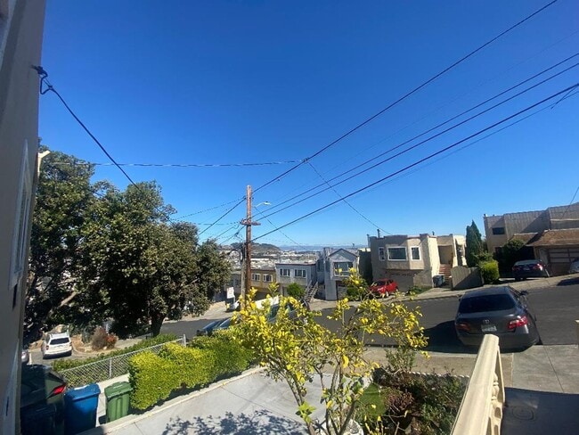 Building Photo - Single-Family Home 3BD/2BA Is Immediately ...