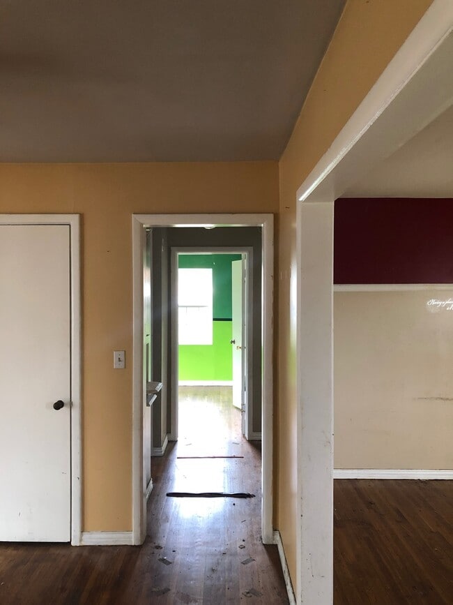 Building Photo - Nice three bedroom with hardwood floors, and Two car garage