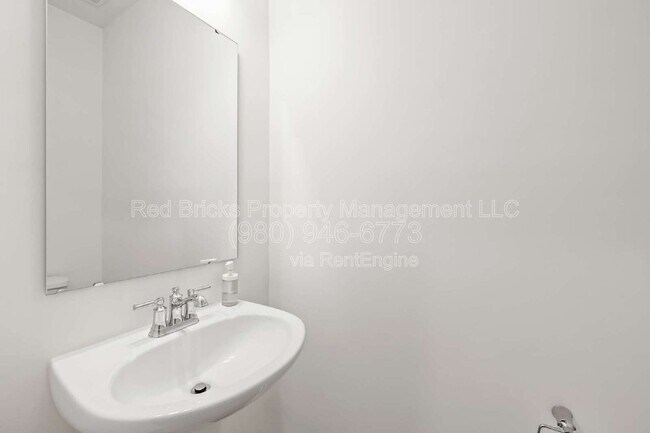 Building Photo - 796 Earhart St NW