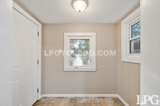 Building Photo - 1809 Pilgrim Rd