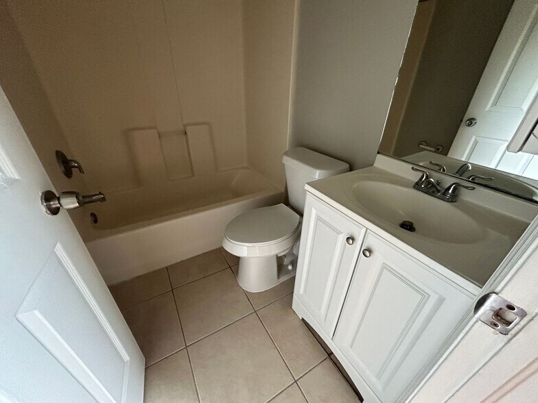 Building Photo - 4956-4958 24 St SW