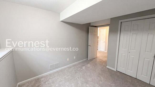 Building Photo - 5 Bed, 3 Bath Home with Fenced Yard & Garage / Pet-Friendly / Available Now!