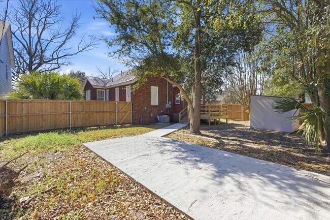 Building Photo - Move-In Ready 3BR/1.5BA Home with Private Backyard
