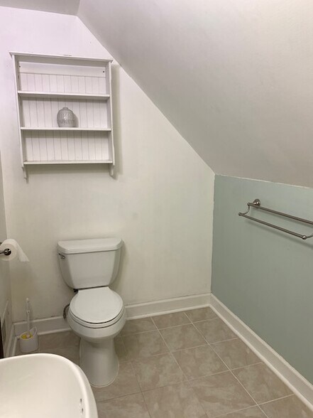 Bath room 2nd floor - 2454 N Pierce St