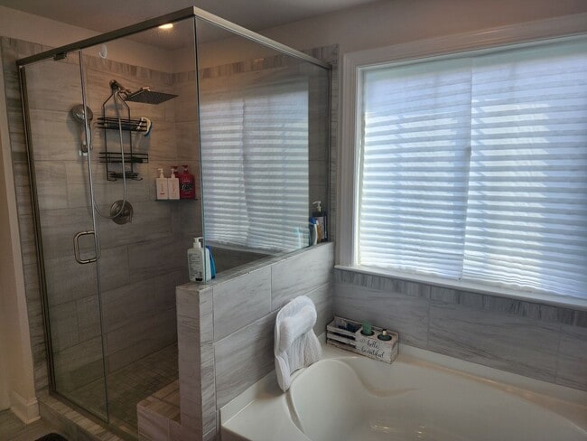 Building Photo - Like New Single Family Home minutes from B...
