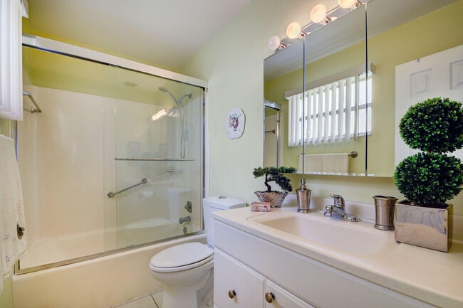 Building Photo - 219 Lake Meryl Dr